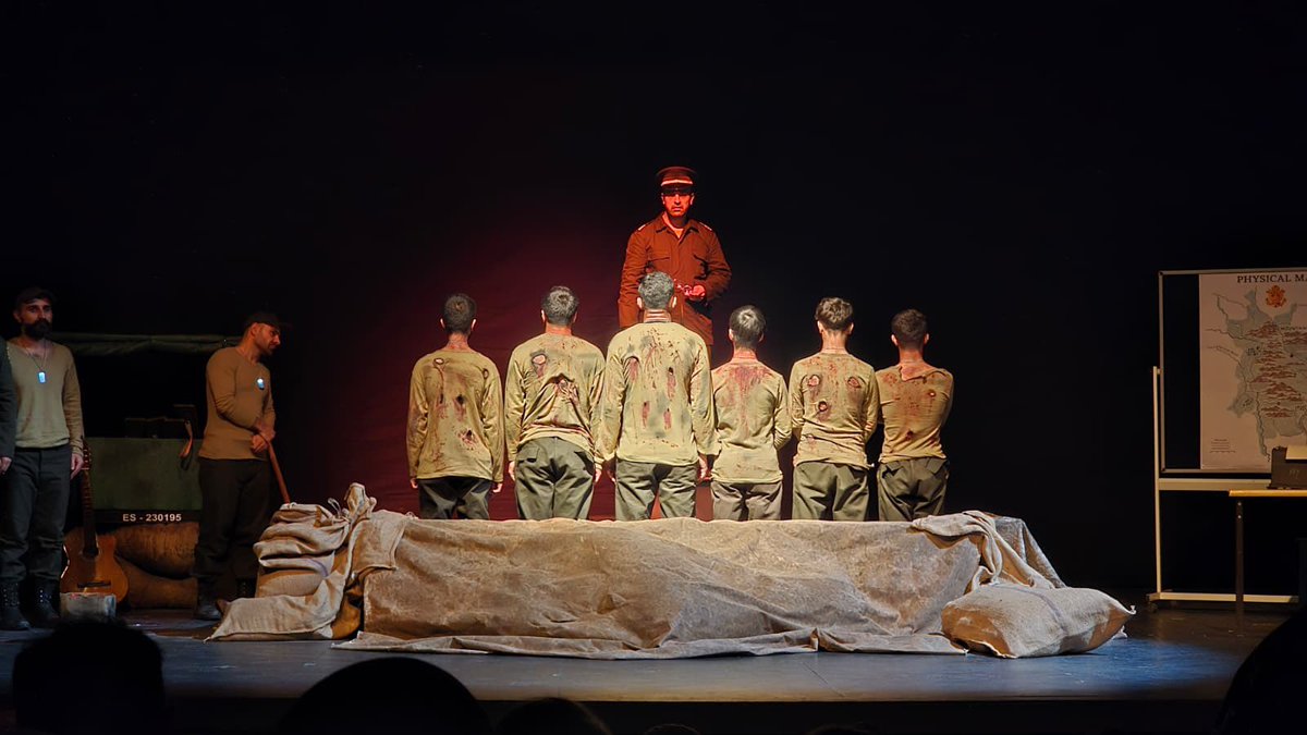 EgitimSenVan's tweet image. Eğitim Sen Van Şubesi Tiyatro Topluluğu
Irwin Shaw’un “Ölüleri Gömün” adlı oyununu Van Devlet Tiyatrosu sahnesinde ikinci kez başarıyla sahneledi.
Savaşın, ölümün ve itaatin karşısına sanatı koyan bu güçlü emekte yer alan tüm oyuncularımızı ve emeği geçenleri kutluyoruz.
Sanatla…