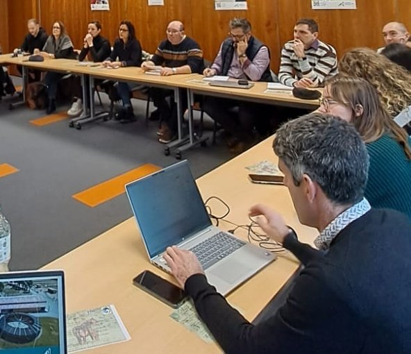 fdsea53's tweet photo. [#Cheval] En partenariat avec #GDS53 et @ChambagriPdL, la @fdsea53 tient une journée thématique équine. Avec 9 hippodromes, 1179 élevages, 200 entraîneurs (trot et galop confondus), plusieurs places sur les podiums, l'hippisme est bien ancré sur @lamayenne. 🐎🫏 @fncheval @FNSEA https://t.co/ctEriGQPNV