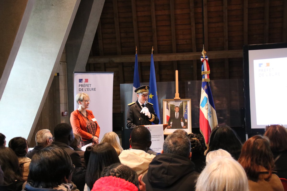 Prefet27's tweet image. #Citoyenneté | Le sous-préfet des Andelys a remis à 40 Eurois, originaires de 19 pays dans le monde 🌍, leur décret de naturalisation au château de #Gaillon 🏰

«  Être citoyen, c’est accepter les droits et c’est respecter les devoirs de la République ». 🇫🇷

Bienvenue à eux ! 👏