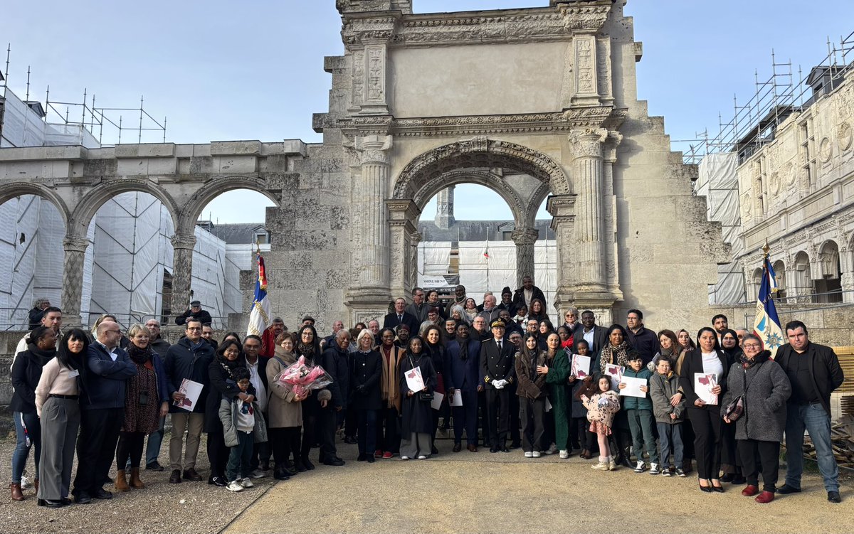 Prefet27's tweet image. #Citoyenneté | Le sous-préfet des Andelys a remis à 40 Eurois, originaires de 19 pays dans le monde 🌍, leur décret de naturalisation au château de #Gaillon 🏰

«  Être citoyen, c’est accepter les droits et c’est respecter les devoirs de la République ». 🇫🇷

Bienvenue à eux ! 👏