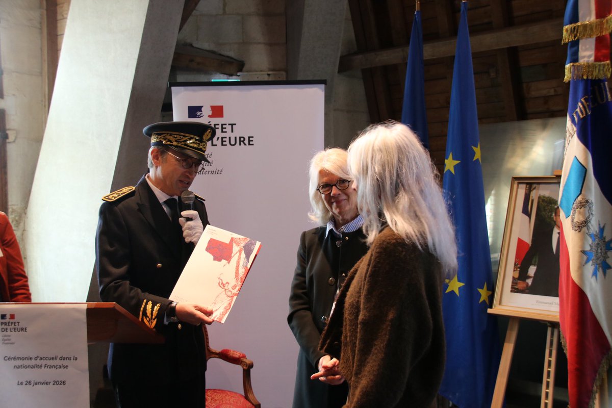Prefet27's tweet image. #Citoyenneté | Le sous-préfet des Andelys a remis à 40 Eurois, originaires de 19 pays dans le monde 🌍, leur décret de naturalisation au château de #Gaillon 🏰

«  Être citoyen, c’est accepter les droits et c’est respecter les devoirs de la République ». 🇫🇷

Bienvenue à eux ! 👏