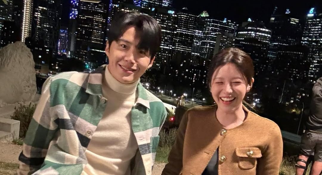 bisulpecahhhh's tweet photo. Ga mau move on dari can this love be translated, mau menikmati marketing mereka berdua yg gacor ini sampai batas waktu yg tidak ditentukan. Ada yg bilang jungie jg begini pas sama co-star yg lain, iyaa memang betul, tpi gapapa kan kalo kita juga mau menikmati momen seonjung🫶🏻🤟🏻 https://t.co/p2ECGFURR4
