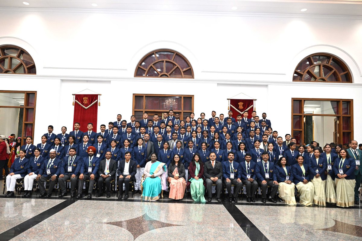 AIRNewsHindi's tweet image. राष्ट्रपति द्रौपदी मुर्मु ने @rashtrapatibhvn में गणतंत्र दिवस परेड में हिस्सा लेने वालों के दल से मुलाकात की।

इस दल में आदिवासी समुदायों के मेहमान, झांकी कलाकार और ट्रैक्टर ड्राइवर, NSS वॉलंटियर्स और NCC कैडेट शामिल थे।

#RepublicDayParade #RepublicDay2026 
#RepublicDayIndia🇮🇳