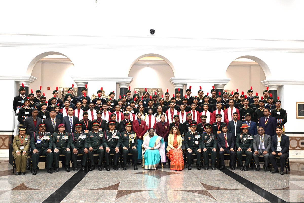 AIRNewsHindi's tweet image. राष्ट्रपति द्रौपदी मुर्मु ने @rashtrapatibhvn में गणतंत्र दिवस परेड में हिस्सा लेने वालों के दल से मुलाकात की।

इस दल में आदिवासी समुदायों के मेहमान, झांकी कलाकार और ट्रैक्टर ड्राइवर, NSS वॉलंटियर्स और NCC कैडेट शामिल थे।

#RepublicDayParade #RepublicDay2026 
#RepublicDayIndia🇮🇳