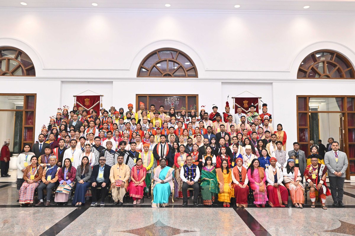 AIRNewsHindi's tweet image. राष्ट्रपति द्रौपदी मुर्मु ने @rashtrapatibhvn में गणतंत्र दिवस परेड में हिस्सा लेने वालों के दल से मुलाकात की।

इस दल में आदिवासी समुदायों के मेहमान, झांकी कलाकार और ट्रैक्टर ड्राइवर, NSS वॉलंटियर्स और NCC कैडेट शामिल थे।

#RepublicDayParade #RepublicDay2026 
#RepublicDayIndia🇮🇳