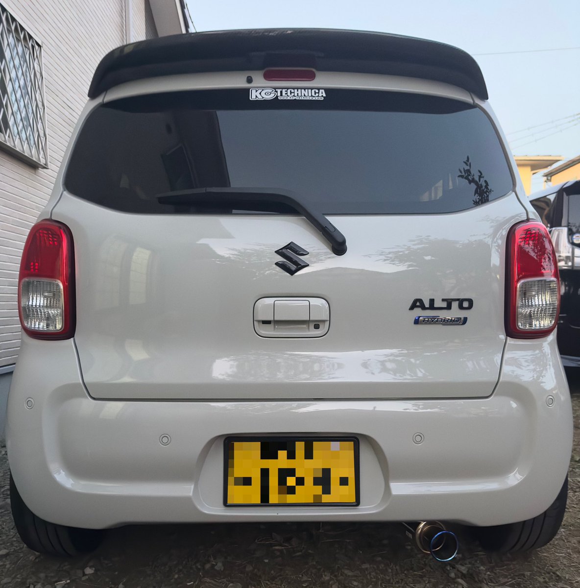 coperu88's tweet photo. アルト増車しました🚗
自分の中では
RS → HA36S → HA97S と3代目。
軽量ボディに車高調＋インチアップで、
ノーマルとは別物の走り。
それでいてリッター20km以上👌
元々は入れ替え予定でしたが、年間2万km以上走るので、2台体制で走行距離を分散することにしました。
#アルト
#ha97s 
#ha36s https://t.co/3jaOhqoXjr