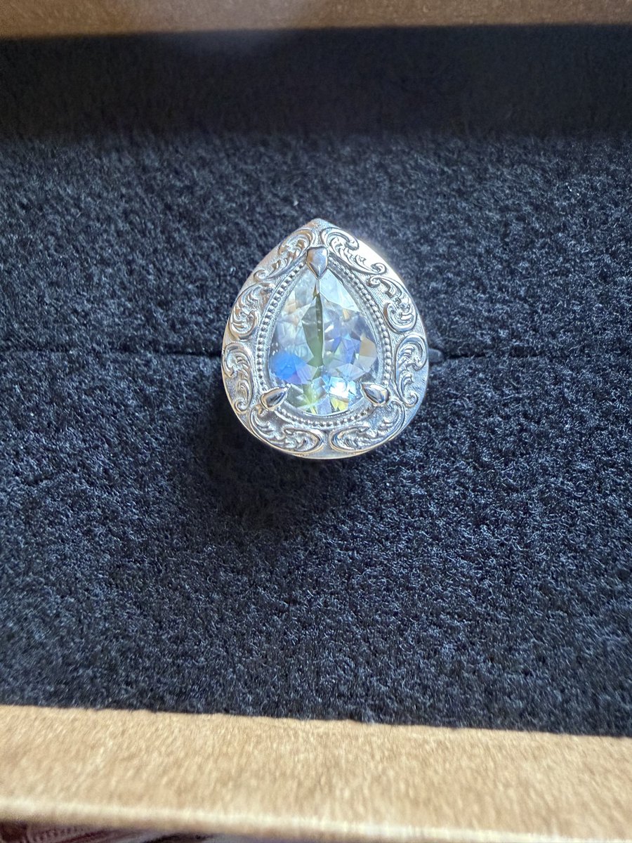 博多ジェムラバで
鈴木屋さん（<a href="/yutasuzuki0930/">鈴木雄太(愛知の宝石鑑定士)鈴木屋</a> ）からお迎えしたアンラブを、
まりこさん（<a href="/r_made_mariko/">R.made mariko</a> ）にオーダーして💍にしていただきました🙌
鈴木屋さんのアンラブが私好みで、そのまままりこさんにお願いしちゃいました😁
それもジェムラバの良さですよね💕
#マイマリコレ
#鈴木屋