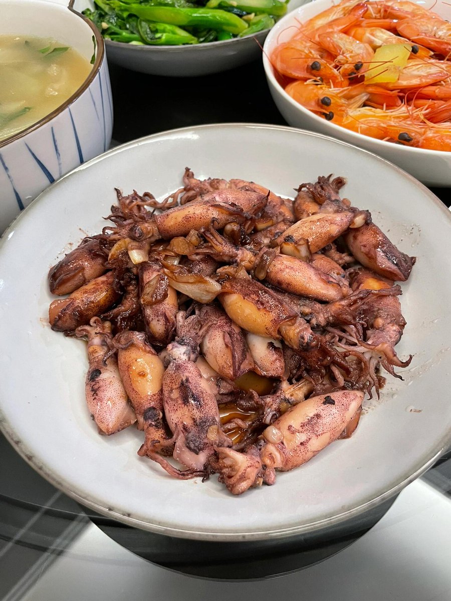 rish990's tweet image. 今晚吃……👆
冬瓜虾干汤 油焖小鱿鱼🦑 白灼虾🦐 炒芥蓝