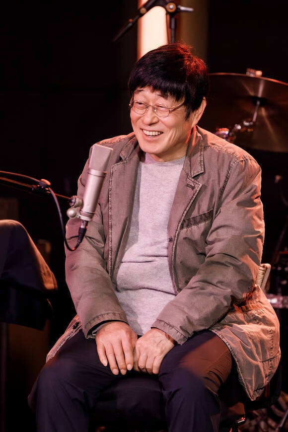 WhiteTamar1's tweet image. Kim Changwan reveals his new song “I LOVE YOU” is inspired by #GDRAGON. After performing in Incheon on same stage as GD, he's amazed by the massive crowd sing-alongs during GD’s set and it inspired him to create a song everyone could sing together too.

Big #inspiration, GD pen