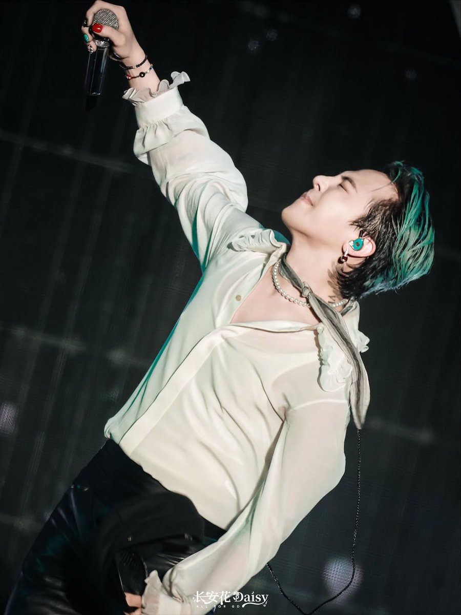 WhiteTamar1's tweet image. Kim Changwan reveals his new song “I LOVE YOU” is inspired by #GDRAGON. After performing in Incheon on same stage as GD, he's amazed by the massive crowd sing-alongs during GD’s set and it inspired him to create a song everyone could sing together too.

Big #inspiration, GD pen