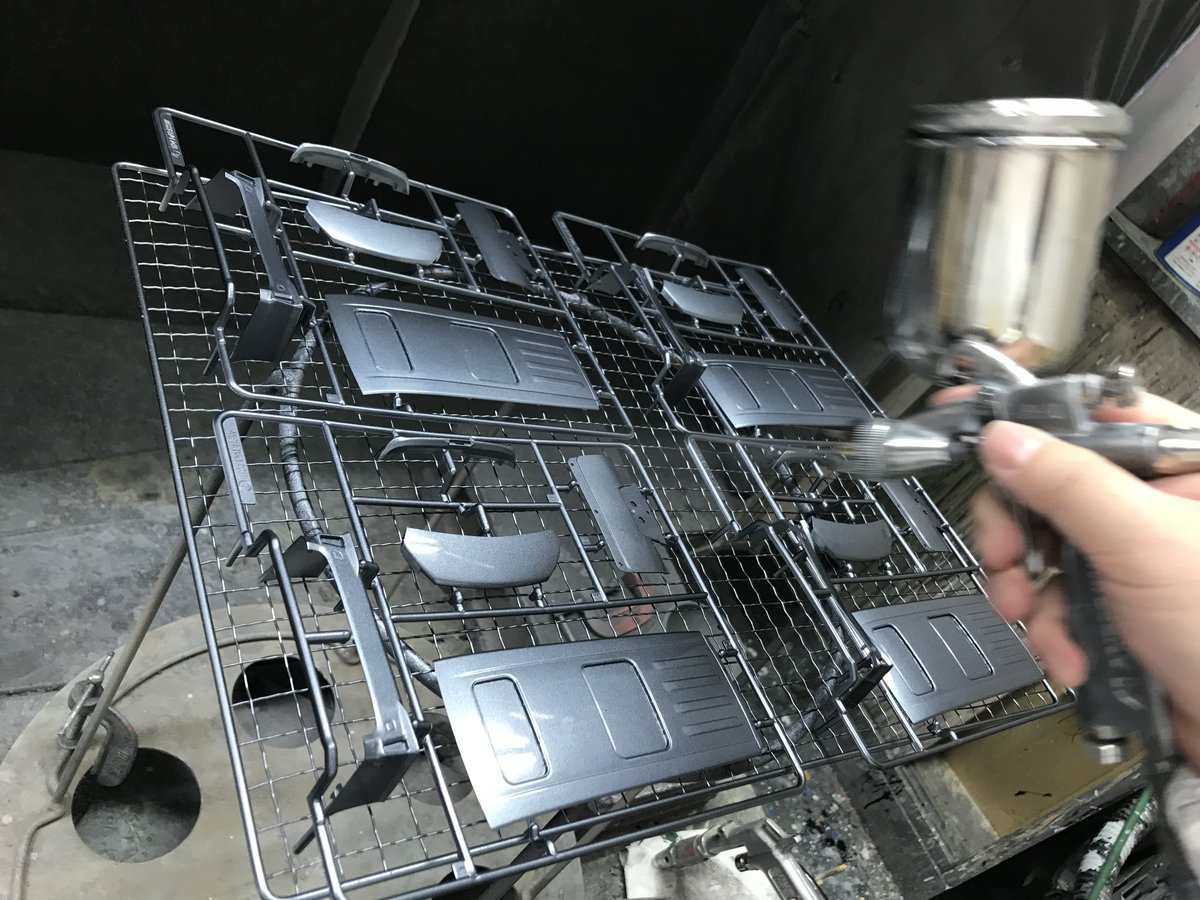 fujimi_koho's tweet image. #模型でみんなを笑顔にする #フジミ模型 です。
2月新製品で新シリーズとなる「ボディペインテッドシリーズ(BPシリーズ)」1/24ヴェルファイア/アルファードの塗装している模様です。
成型色では難しいメタリックカラーであらかじめ塗装されたキットです。