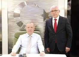 Rahmicik's tweet photo. SINIRSIZ YALAKALIK
“İran’ı içine girdiği kıskaçtan ancak Başkan Erdoğan çıkarabilir.” (Abdulkadir Selvi,Hürriyet, 27 Ocak 2026)
Soyadı Selvi olsa da boy itibariyle hiç de selvi gibi değil ama boyunu aşan yalakalık potansiyeline sahip. Mehmet Barlas sağ olsa nasıl kıskanırdı. https://t.co/QQMQ8MgY0X