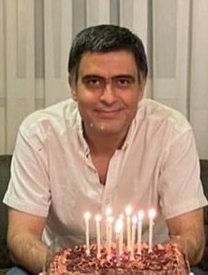 همکار عزیز و شریف ما، دکتر #بابک_پورامین متخصص طب اورژانس، یک هفته پیش بازداشت شده.
من هرچی از محترم بودن و انسان‌دوست بودن این آدم بگم کم گفتم. پزشکان تنها به اتهام انجام وظایف حرفه‌ای و انسانی‌شون مجازات می‌شوند.