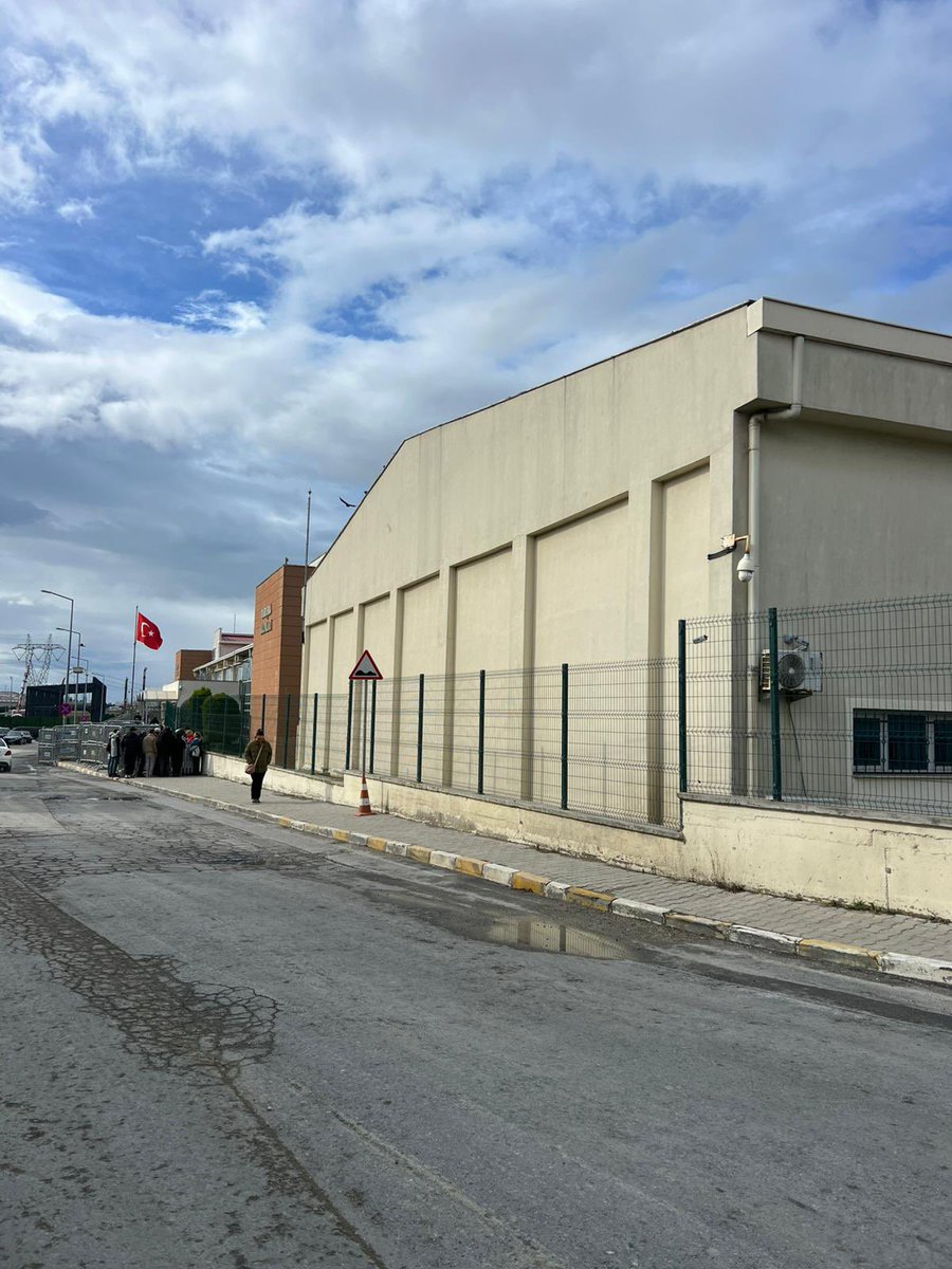 Gerçekleri yalanlarla örtmeye çalışanlara, sahte görsellerden medet umanlara duyurulur:

Böyle bir pankart yok.
Hiç olmadı.