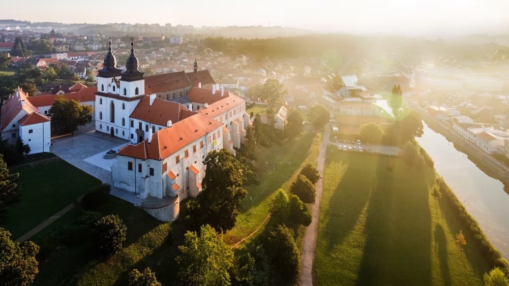 Etheria Magazine tweet media