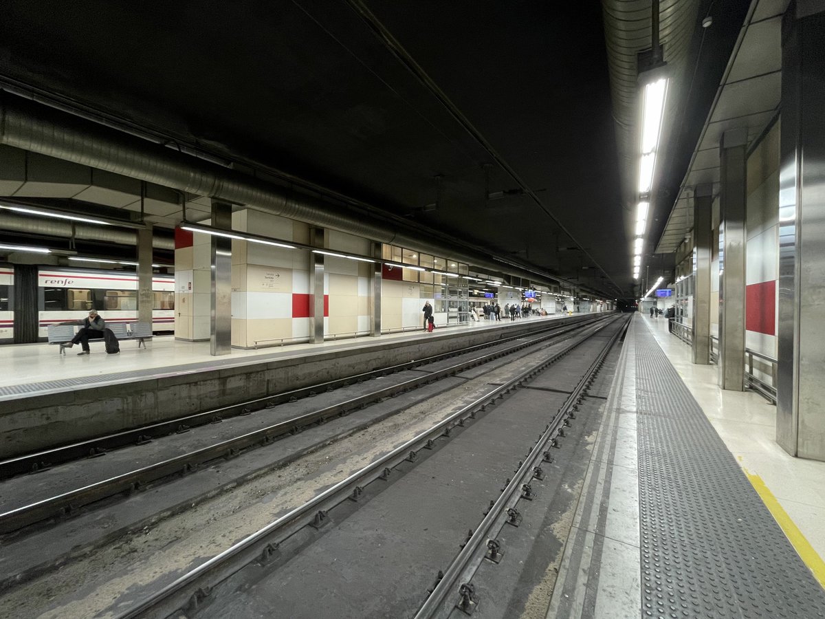 Entre les habituals goteres, trens brutissims i coloms, avui a l’Estació de Sants hi ha més càmeres de TV que passatgers. I, per suposat, no passa quasi cap tren 🫶🏻