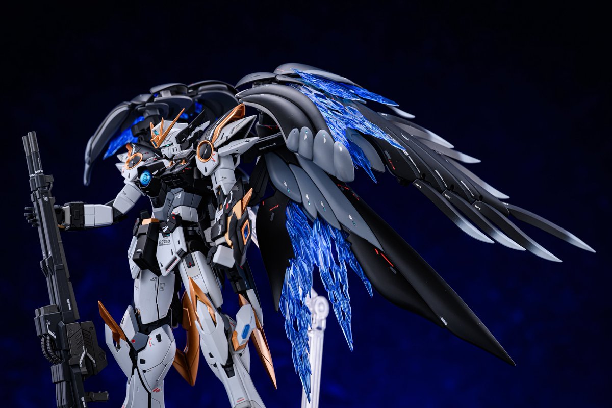 MG1/100 ウイングガンダムゼロEW Ver.Ka完成しました！
各所のスタイル改修に加え腕、膝、腰周りを他キットパーツを用いて改造
トレードマークの翼には結晶調のエフェクトを加えより派手な見た目にしました。
カラーは以前制作したウイングゼロをベースにレッドゴールドとブルーを新たに追加しました。
