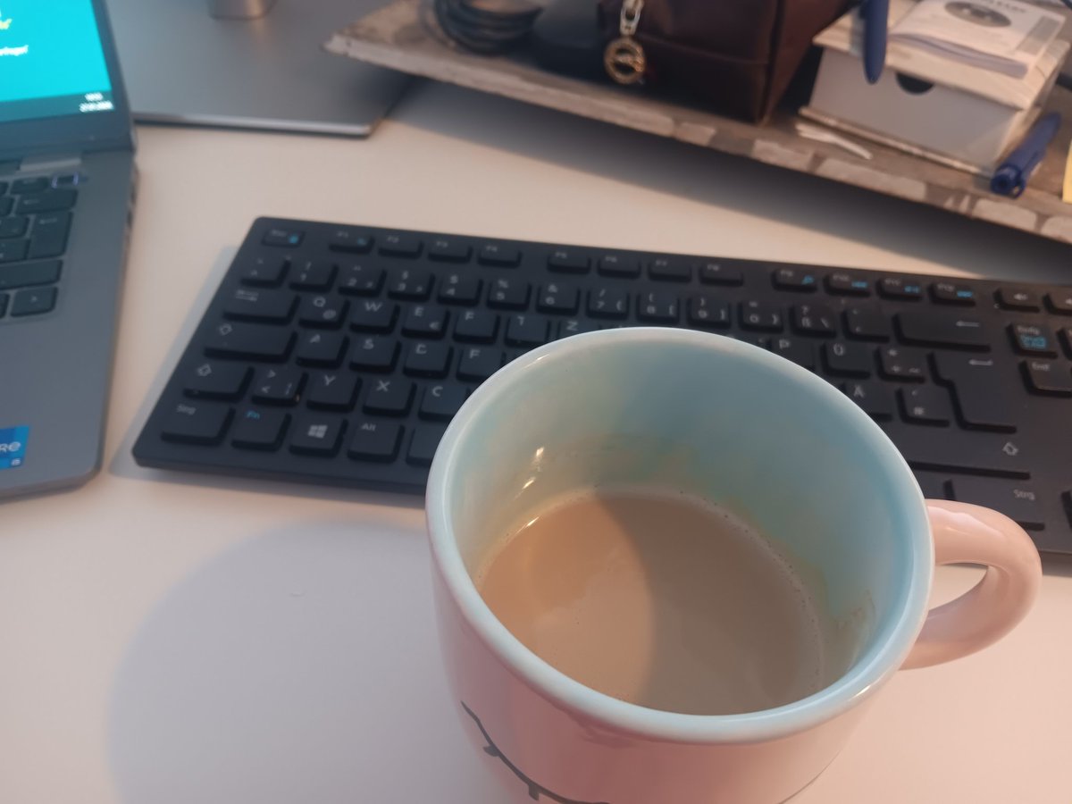 rachellelabella's tweet photo. Mein #Kaffeetweet heute aus dem HO. . Bin ziemlich eingespannt heute morgen, darum einen verspäteten #GutenMorgen. https://t.co/UTfhy5HaDk