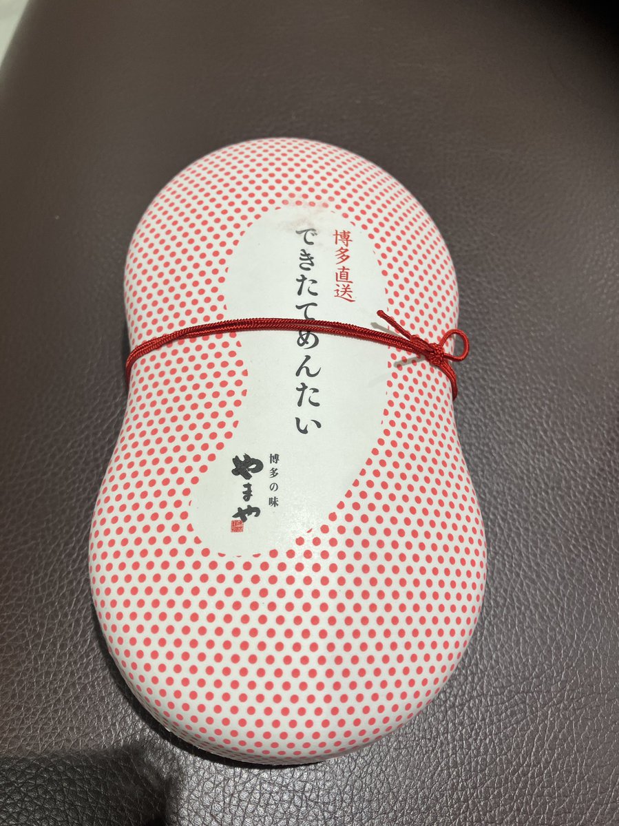 okapoem's tweet photo. 福岡出張からの帰りのフライトが欠航😭

機内は阿鼻叫喚。怒号の嵐。

CAさんの制止を振り払って我先にと降りようとする大人たち。

俺も内心焦ってる。

なぜなら持ち帰り6時間までと言われたこの宝物を買ってから、すでに2時間が経過してるから。

この中に明太子を冷やせる人はいませんか… https://t.co/ztZWOcJqVL