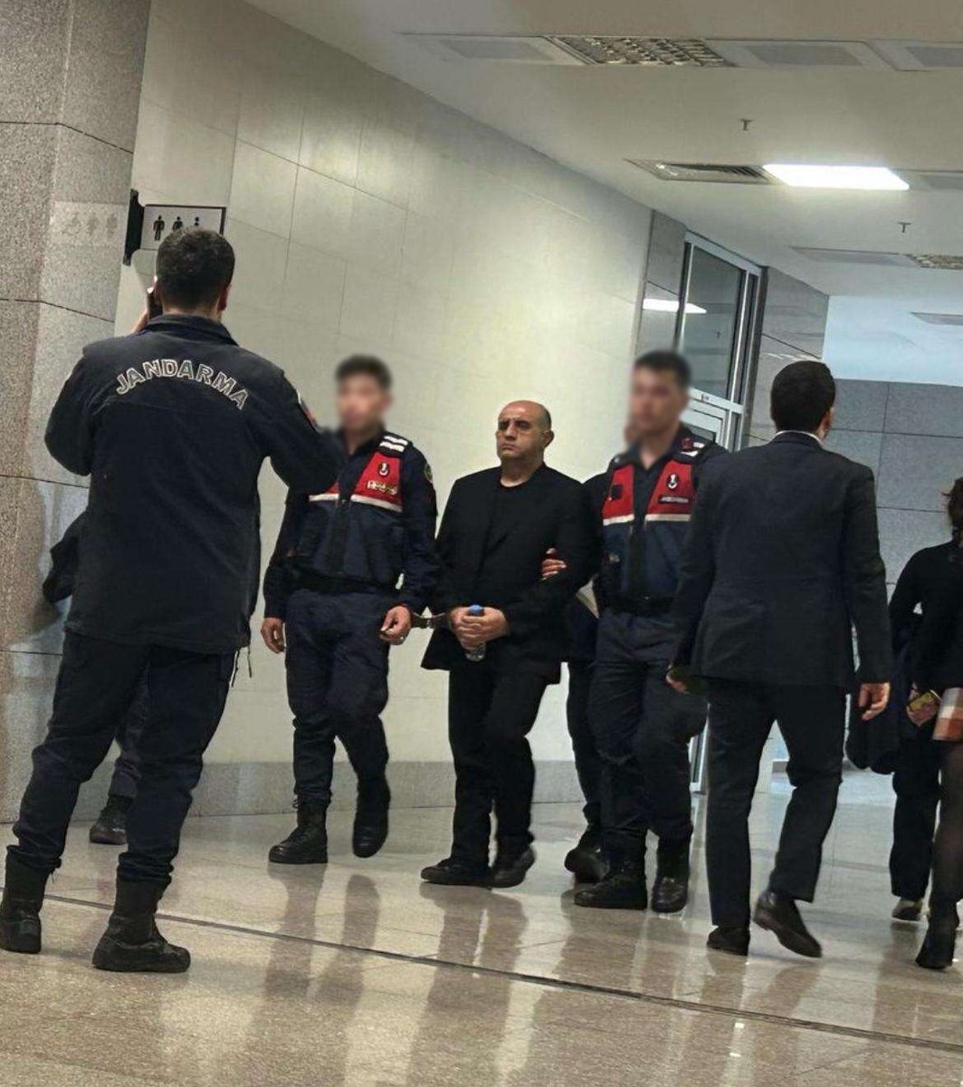 Aziz İhsan Aktaş ilk kez “itirafçı” olarak İBB dosyasının avukatlarının tutuklamaya sevk edildiği 24 Nisan’da, Çağlayan Adliyesi’ne jandarmanın kolları arasında kelepçeli bir şekilde getirilmişti. O gün adliyedeydik ve onu böyle görüntülemiştik.

Aktaş şimdiyse tutuksuz