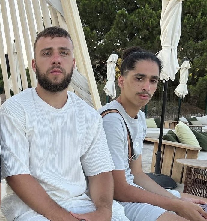 BastionMediaFR's tweet image. 🔴🇫🇷 𝗔𝗟𝗘𝗥𝗧𝗘 𝗜𝗡𝗙𝗢 — Les streameurs Naruto et Safine, proches de Jean Pormanove, ont été placés en GARDE À VUE ce mardi.

Les deux co-streameurs de Jean Pormanove, décédé en direct sur la plateforme Kick le 18 août dernier, sont notamment poursuivis pour « violences en…