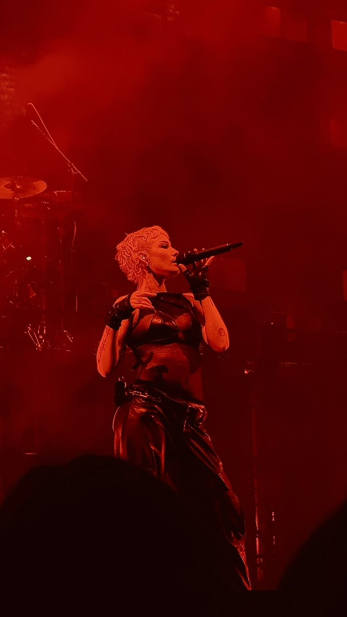 ilo_bee's tweet image. j’ai retouché vite fait quelques photos du concert d’Halsey hier soir et… 🙂‍↕️
