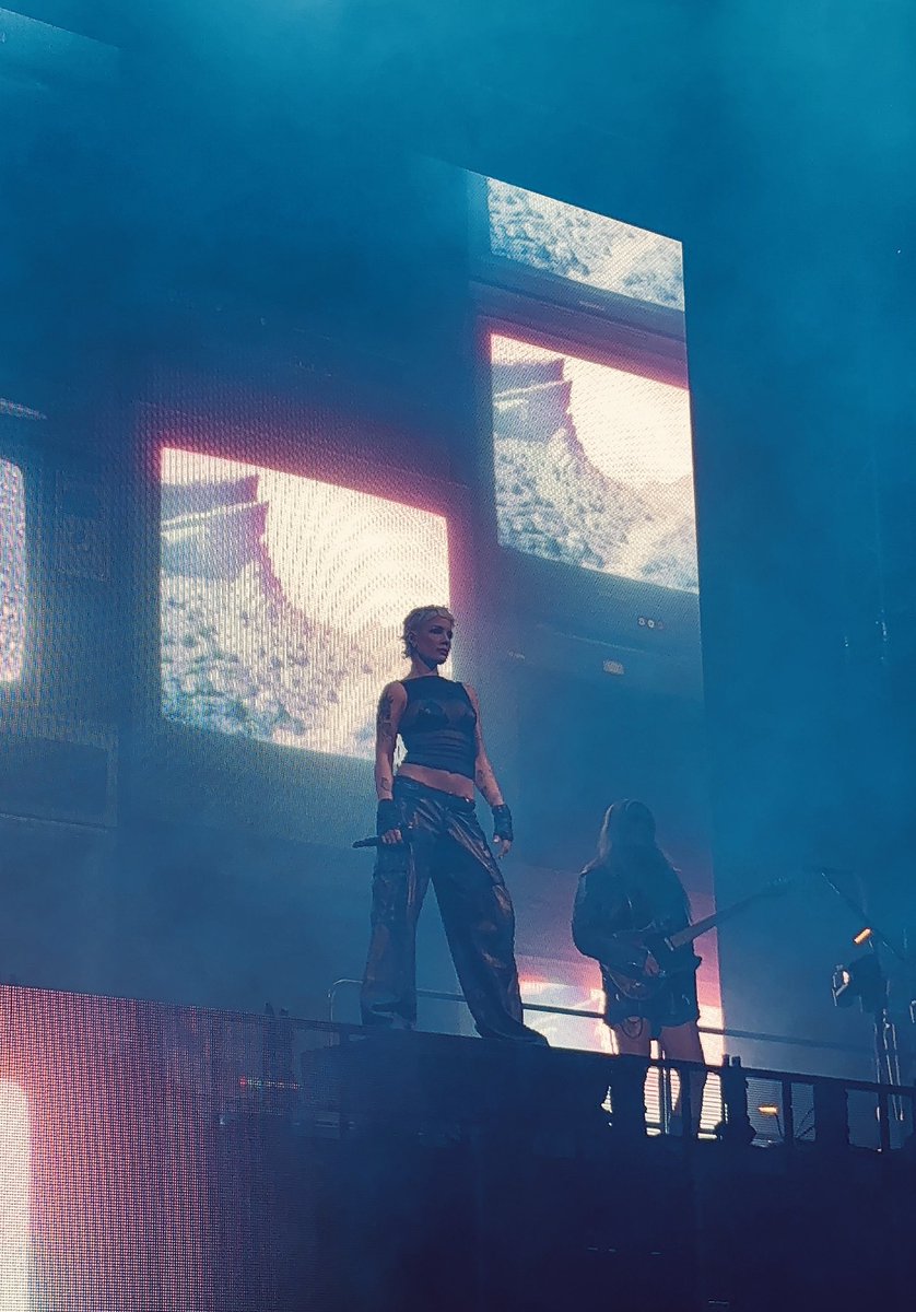 ilo_bee's tweet image. j’ai retouché vite fait quelques photos du concert d’Halsey hier soir et… 🙂‍↕️