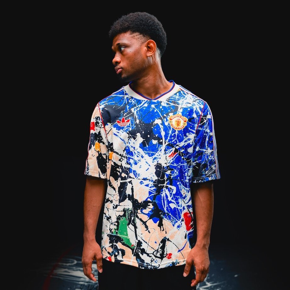 TheMancUK's tweet image. The latest @ManUtd collab with @adidasfootball and @thestoneroses has just dropped. 👕

What do you make of it, #ManUtd fans?

See the new collection in full right here. 👉 bit.ly/4qGn5rv

#MUFC #StoneRoses