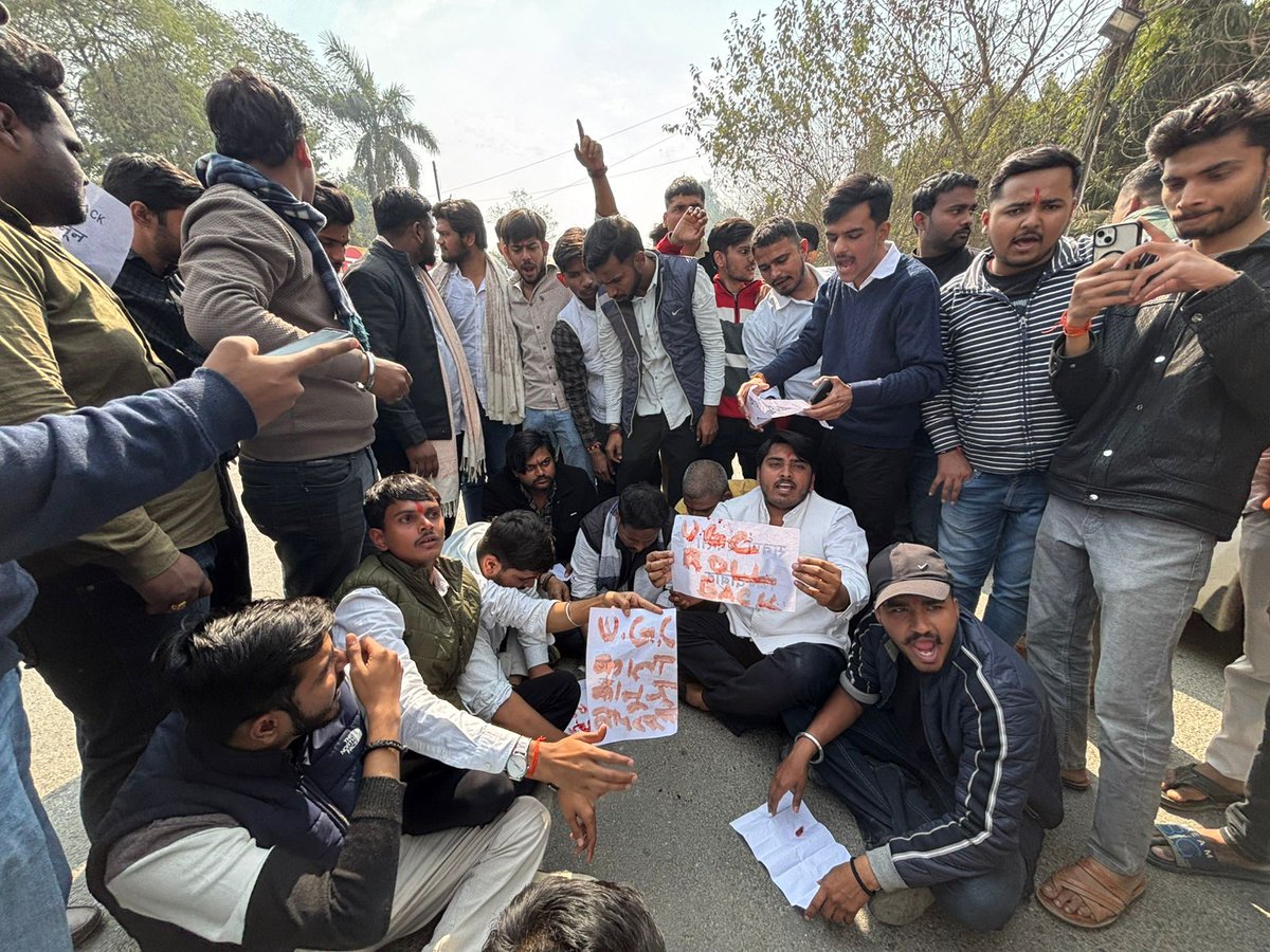 VivekshuklaLive's tweet photo. गोरखपुर में UGC  का विरोध...

गोरखपुर में UGC कानून के विरोध में छात्रों ने प्रदर्शन किया। उन्होंने खून से चिट्ठी लिखकर कानून रद्द करने की मांग की है।

#UGCRegulations
#यूजीसी https://t.co/vCVm6LxHqb