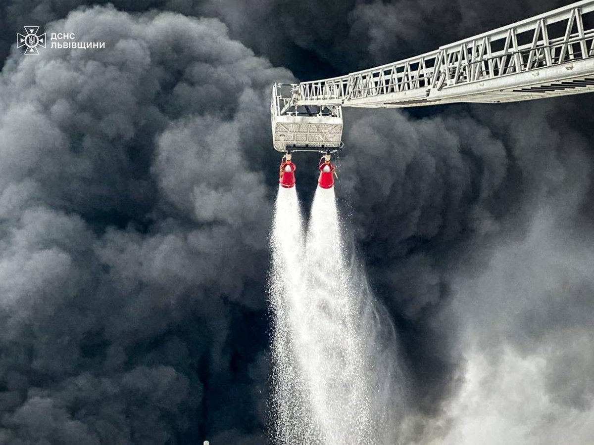 TelekanalNTA's tweet image. 💥Ось так росія атакувала об’єкт інфраструктури на Львівщині

Рятувальники ліквідовують наслідки загоряння. Інформації про постраждалих немає

До ліквідації займання залучено понад 130 надзвичайників