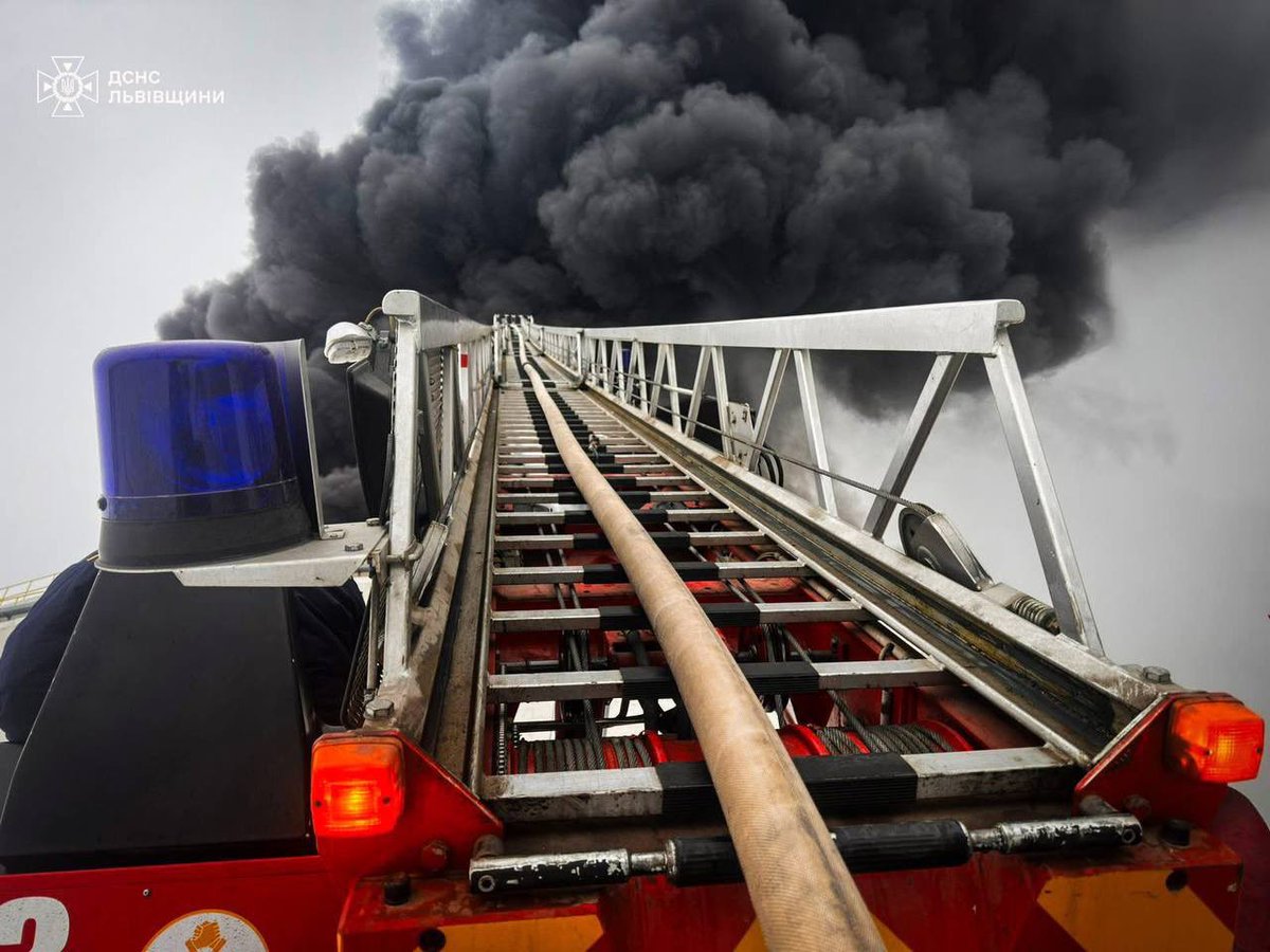 TelekanalNTA's tweet image. 💥Ось так росія атакувала об’єкт інфраструктури на Львівщині

Рятувальники ліквідовують наслідки загоряння. Інформації про постраждалих немає

До ліквідації займання залучено понад 130 надзвичайників