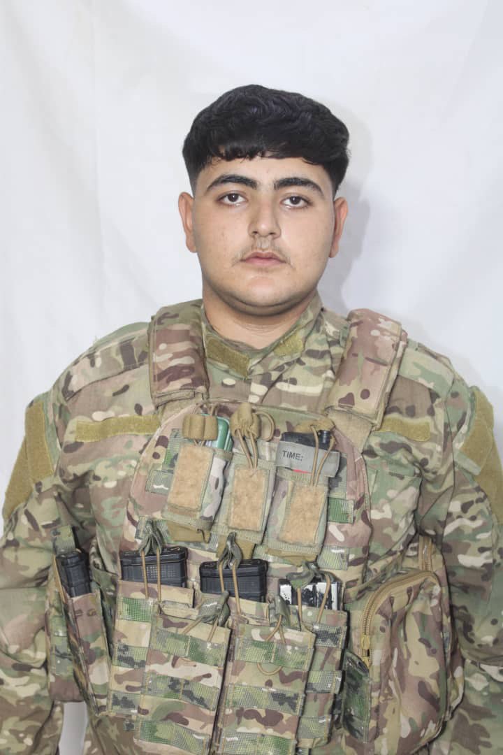 abbas_sharifeh's tweet image. الشهيد الفدائي هوكر ديرك:

حين وصلت آليات العدو إلى مسافة الحسم، لم ينتظر، اندفع نحو المدرعة، واختار أن يكون هو العائق الأخير، فجّر نفسه وما كان يحمل من قنابل بالمدرعة وفجرها، لأن بعض اللحظات لا تقبل التراجع، ولا تُدار بالحسابات.
الخبر من صفحات PKK 
تصوروا هؤلاء يدفعون الأطفال