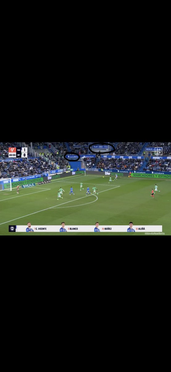 Adrian_Moreno_4's tweet photo. @JLeon85 @GxldeMagisco22 A ver si así lo entiendes mejor:
En el córner de la primera foto hay publicidad de Kutxabank y Audi y en la segunda foto hay de Toyota.
Así lo entiendes mejor? https://t.co/dJvssYL5d8