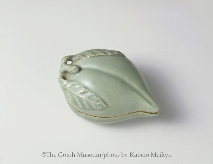 展示室より】現在「館蔵 茶道具取合せ展」にて「青磁桃型香合」（明