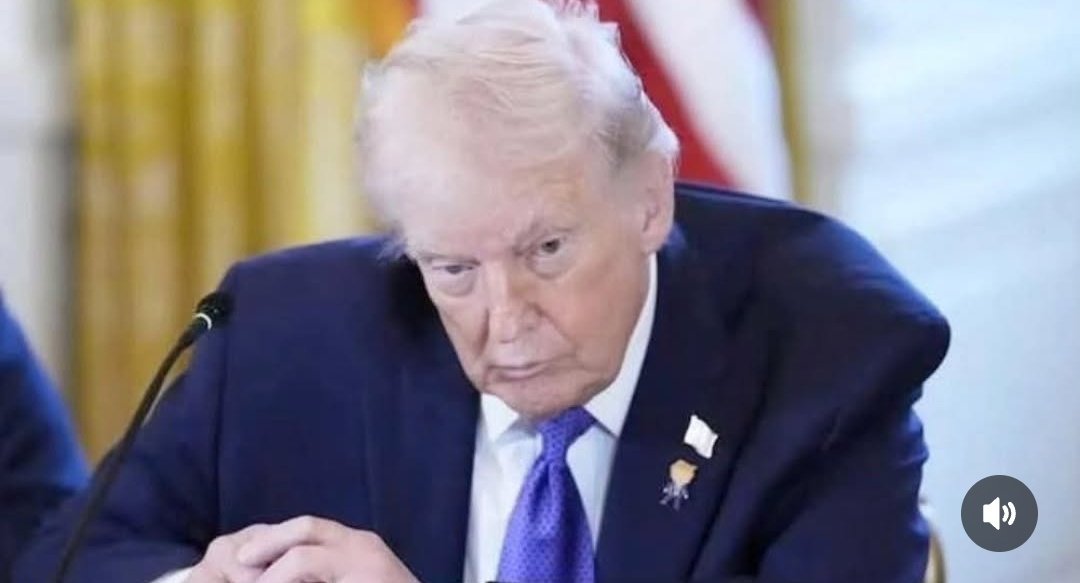 OMFG😬 he looks like a dementia patient in a nursing home waiting for his mashed potatoes with extra gravy 😬🙄