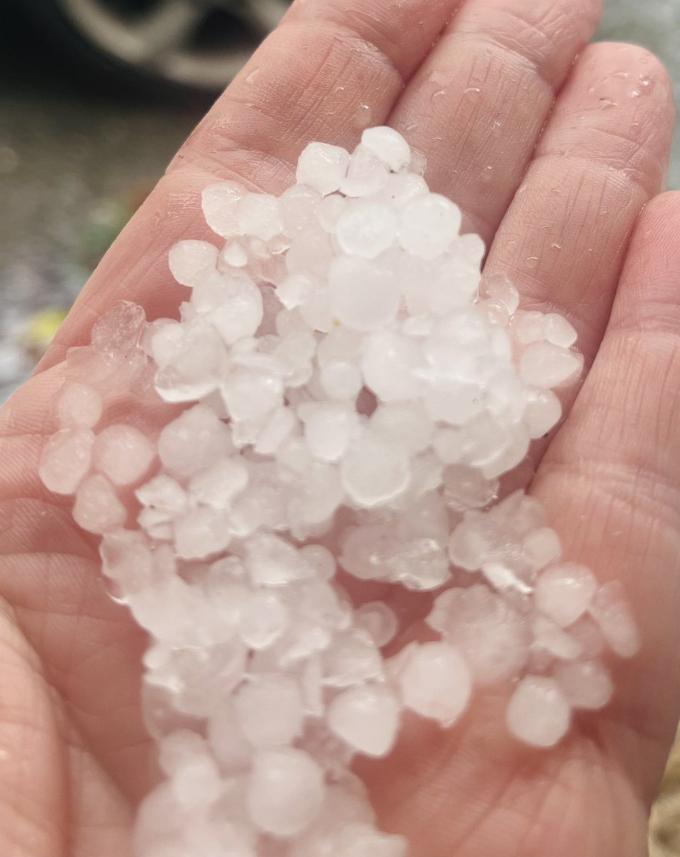 Hailed so hard it set my car alarm off.
Wtf is this weather all about 😩