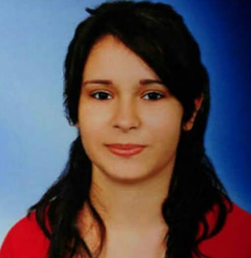 Ben Serap Eser,

Dershaneye gitmek için bindiğim otobüse molotof atıldı. PKK terör örgütü tarafından yakılarak şehit edildim.

Kimse benim için saçını örmedi!