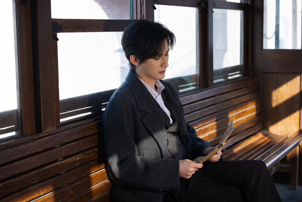 Luvmew_2115's tweet image. PeiEn : You don’t really look like you’re reading the newspaper.

Jiang Heng: Because there’s something prettier.

Me: *Giggling, screaming, crying, blushing, hyperventilating, punching the air, rolling, jumping, kicking my feet*

#JiangLi #JiangHeng #OceanJiang #LiPeien #SeekyLi