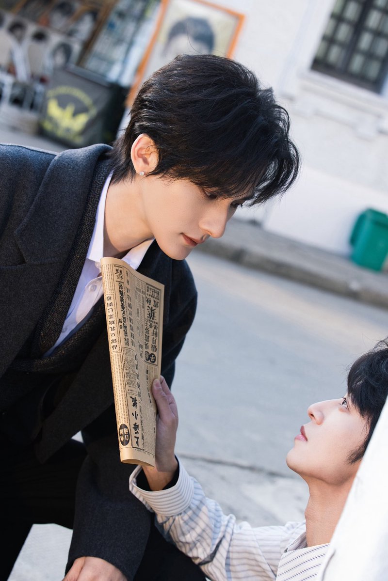 Luvmew_2115's tweet image. PeiEn : You don’t really look like you’re reading the newspaper.

Jiang Heng: Because there’s something prettier.

Me: *Giggling, screaming, crying, blushing, hyperventilating, punching the air, rolling, jumping, kicking my feet*

#JiangLi #JiangHeng #OceanJiang #LiPeien #SeekyLi