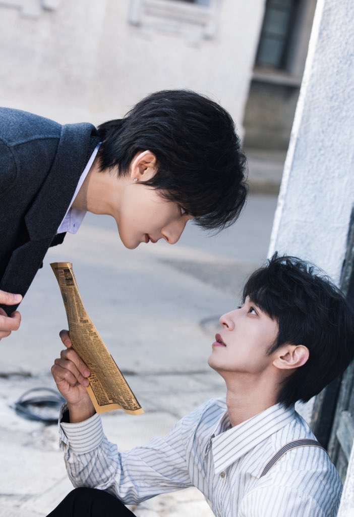 Luvmew_2115's tweet image. PeiEn : You don’t really look like you’re reading the newspaper.

Jiang Heng: Because there’s something prettier.

Me: *Giggling, screaming, crying, blushing, hyperventilating, punching the air, rolling, jumping, kicking my feet*

#JiangLi #JiangHeng #OceanJiang #LiPeien #SeekyLi