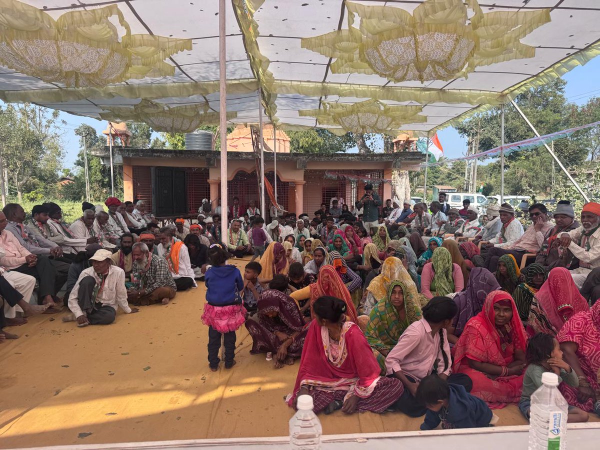 જન આક્રોશ યાત્રા પરિવર્તનનો શંખનાદ અંતર્ગત અરવલ્લી જીલ્લાની ભિલોડા તાલુકા પંચાયત હેઠળ આવતી કિશનગઢ તાલુકા પંચાયત બેઠકના જનસંવાદ કાર્યક્રમમાં @ કિશનગઢ
<a href="/RahulGandhi/">Rahul Gandhi</a> <a href="/priyankagandhi/">Priyanka Gandhi Vadra</a> <a href="/MukulWasnik/">Mukul Wasnik</a> <a href="/srinivasiyc/">Srinivas BV</a> <a href="/SubhashiniSY/">Subhashini Sharad Yadav</a> <a href="/AmitChavdaINC/">Amit Chavda</a> <a href="/RamkishanO/">Ramkishan Ojha</a> <a href="/INCIndia/">Congress</a> <a href="/INCGujarat/">Gujarat Congress</a>