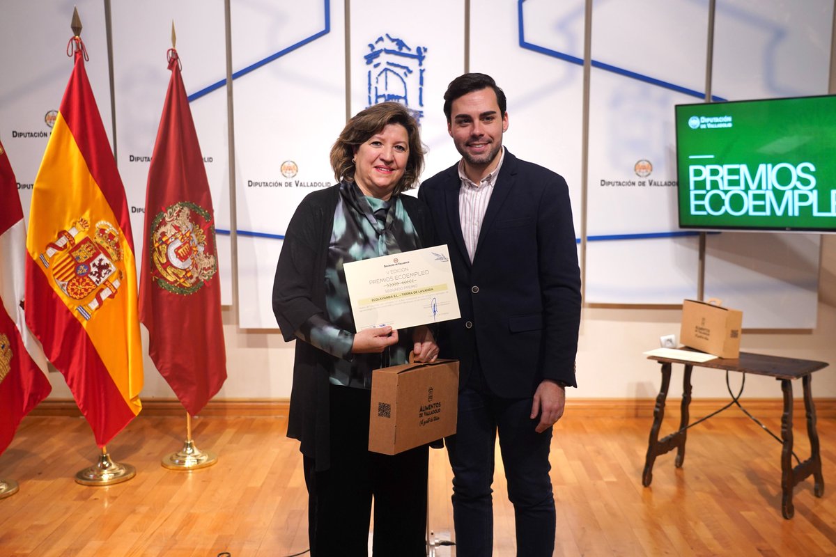 Dip_Va's tweet photo. 🌍♻️Entrega los Premios Ecoempleo.

El diputado @robertomigallon, ha presidido el acto reconociendo a proyectos ejemplares de empleo verde y sostenibilidad.

🏆 Granja A.G.M.
🥈 Ecolavanda – @tiedradelavanda 
🥉 CHUKA ESPJ

🔗https://t.co/CdgKq1aEV0