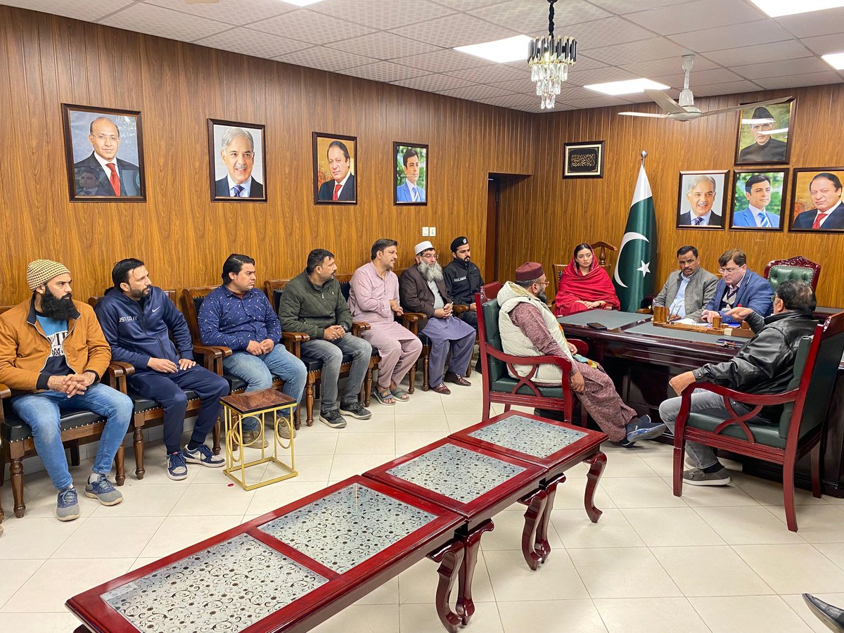 ranakashiali's tweet photo. پیرا فورس اور منٹگمری روڈ یونین کے وفد کی چمبہ ہاؤس میں پیرا آفیشل میڈم رابعہ کے ساتھ صدر رانا کاشف علی اور سینئر نائب صدر سہیل بٹ نے ایس او پیز طے کئے اور تاجروں نے اپنے تعاون کی یقین دہانی کرائی سابق وزیراعلٰی پنجاب میاں حمزہ شہباز شریف اور جناب سیّد غلام دستگیر گیلانی کا شکریہ https://t.co/iLloX5gRim