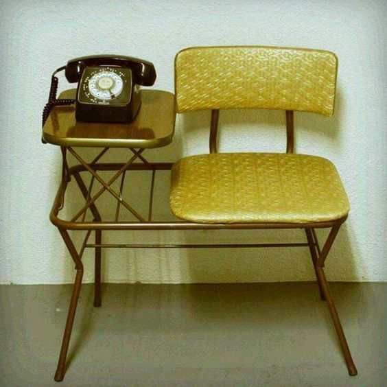 kohantoys's tweet photo. Muy populares entre 1930 y 1950, los BANCOS DE CHUSMERIO (gossip bench) consistían en un asiento unido a una mesita que albergaba el teléfono y a veces, una lámpara o un cuaderno. 
La mayoría también contaba con un compartimento o cajón para guardar la guía telefónica porque era pesada y dificil de mover.
