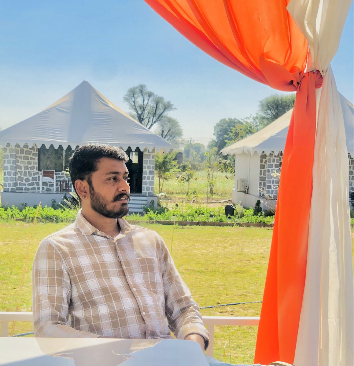 “चाहे तिल लो या ताड़ लो राजा,
राई लो या पहाड़ लो राजा, 
मैं अभागा ‘सवर्ण’ हूँ मेरा,
रौंया-रौंया उखाड़ लो राजा ..।”😢🙏
(स्व० रमेश रंजन) #UGC_RollBack