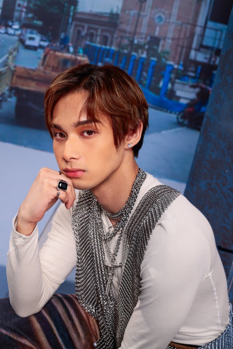 vxonofficial's tweet image. 'Pasakalye' Concept Image 02 [Vince]

VXON 2nd Album [Pasakalye]
➫ 01.30.26 12AM (PHT)

Pre-save now
📷 lnk.fuga.com/vxon_pasakalye

Photography: @migotilyomanila
Creative Direction: @vincecanlapan @markelwyn

Styling: @urielmatthew
Set design: @rocketsets
Glam: @jhed_deleon