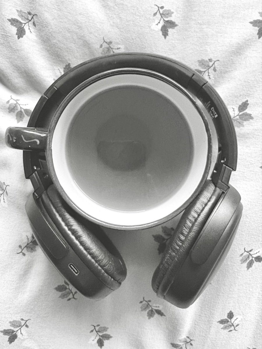 Laz_Kay_'s tweet image. Today’s essentials🎙️ 

(plus next door’s howling puppy but we move) #voiceactor #voiceactorproblems