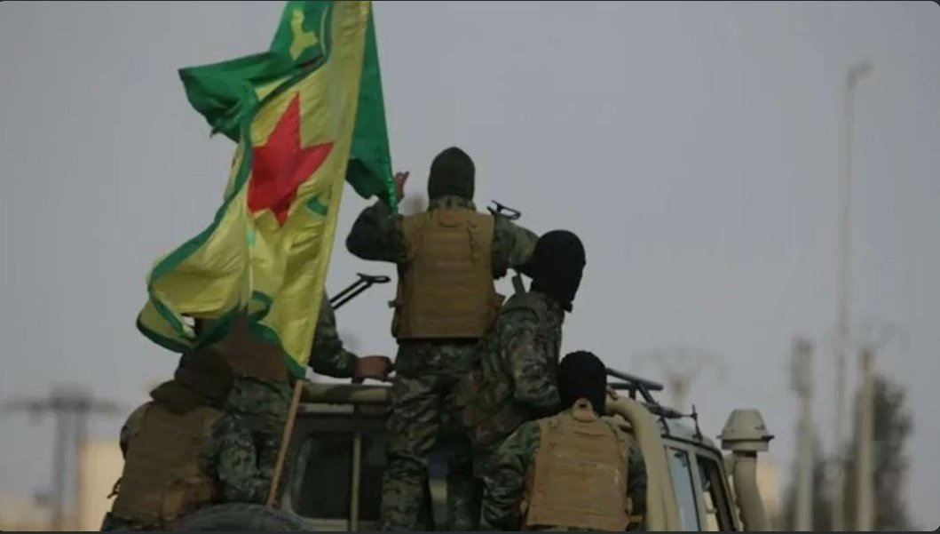 SDG NASIL ÇÖKTÜ?

ABD’li komutanların talimatıyla “PKK’nın Suriye’deki varlığı perdeleyebilmek için” bulduğu çözüm olan SDG birkaç hafta içinde çöktü. Oysa örgüt 10 yılı aşkın süredir ülkenin petrol kaynaklarının tamamına sahip olduğu gibi elektrik üretimi yapan Fırat nehrinin