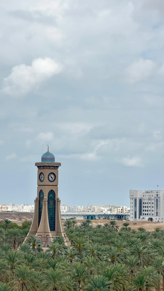 August___79's tweet image. و بـرجـك شـامـخ يبدو كـ الهـلالِ..💙☁️✨