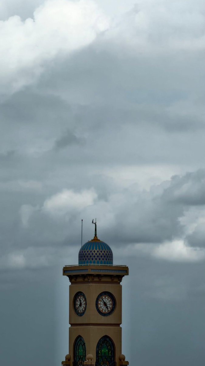 August___79's tweet image. و بـرجـك شـامـخ يبدو كـ الهـلالِ..💙☁️✨